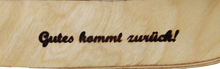 Lade das Bild in den Galerie-Viewer, Gravur in Holz zeigt Motto des Unternehmens Berliner-Bumerang "Gutes kommt zurück"