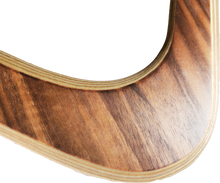 Lade das Bild in den Galerie-Viewer, Detailsicht der Maserung des Bumerangs Himmelsstürmer.