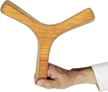 Lade das Bild in den Galerie-Viewer, Bumerang Modell Wolkenwirbler in einer Hand,