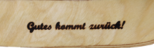 Lade das Bild in den Galerie-Viewer, Gravur in Holz zeigt Motto des Unternehmen Berliner-Bumerang: &quot;Gutes kommt zurück&quot;
